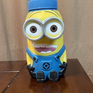 Universal Studios Despicable Me Minion Mayhem Souvenir Sipper Cup Thermos 32 oz